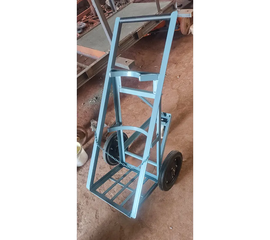 Single cylinder trolley supports controlled movement of gas cylinders with reduced risk